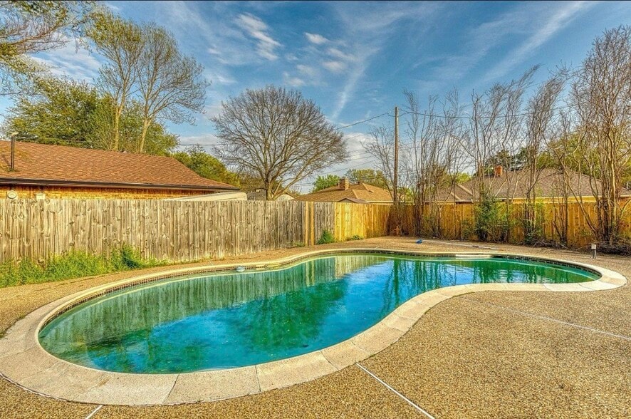 Building Photo - 310 Meadowlark Ln