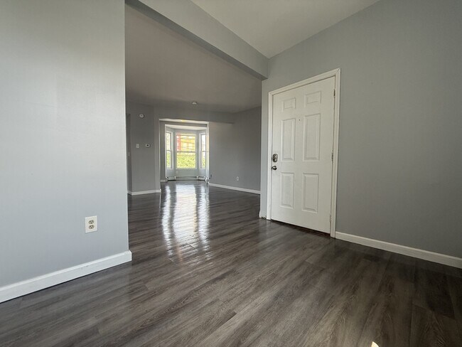 Building Photo - 300 Morton Ave