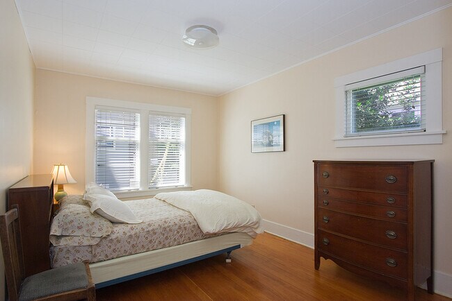 Building Photo - 306 NE 44th ST