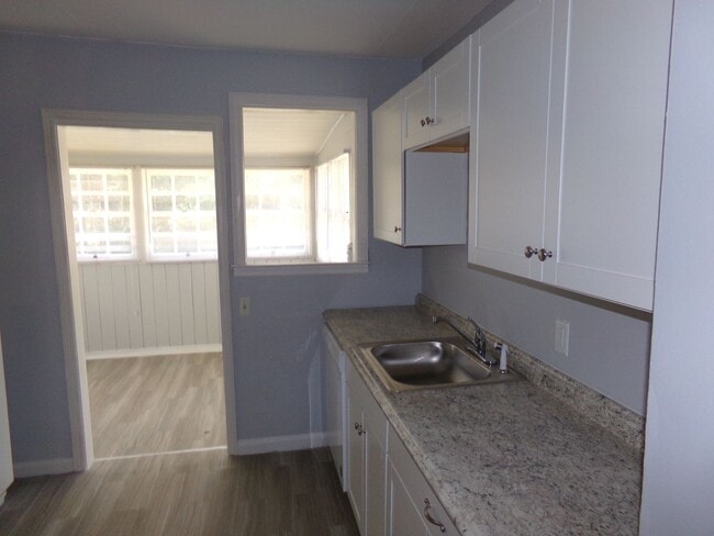 Building Photo - Charming Three Bedroom Home- Newly remodled Kitchen