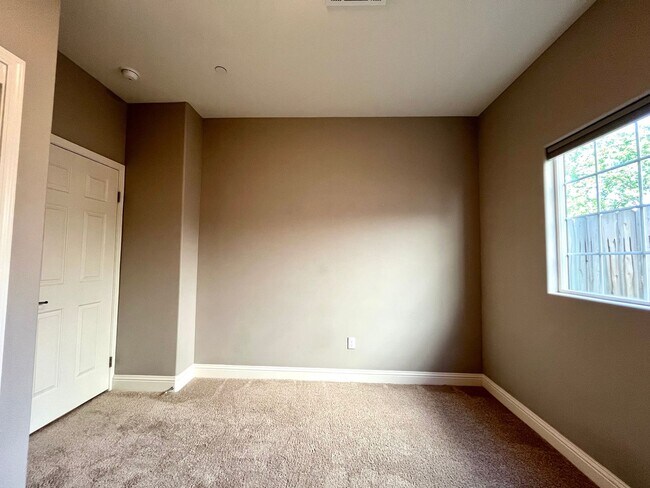 Building Photo - 267 Via las Casitas