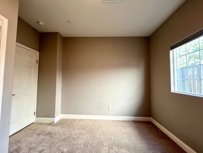 Building Photo - Beautiful New Build home in Vineyard Creek