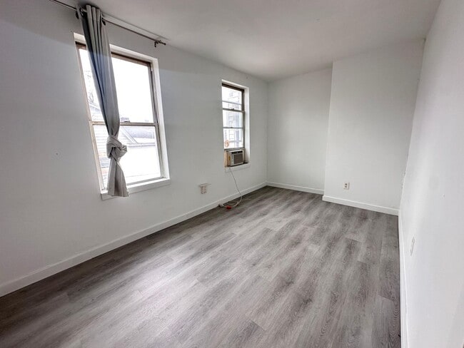 Building Photo - 132 Charles St