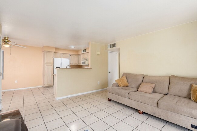 Building Photo - First Floor Condo 2-Bedrooms 2-Bathrooms!