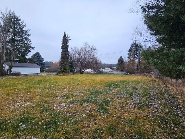 Building Photo - 3710 E Chattaroy Rd