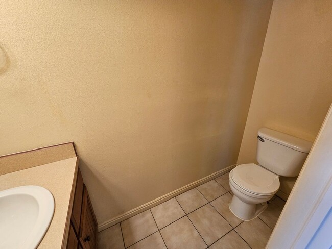 Building Photo - Cozy, Affordable Condo