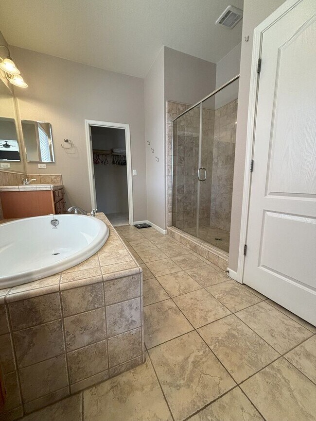 Building Photo - Sprawling Home Near UNR - One Level Living with 4 Beds - 3 Baths - 3 Car Garage