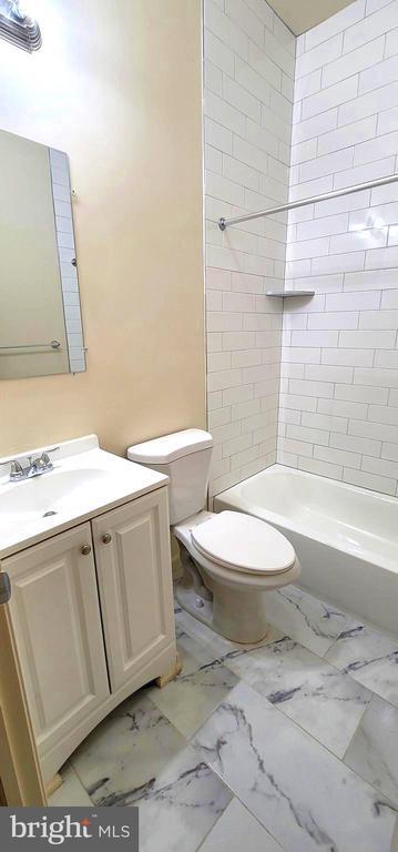 Building Photo - 1219 W Silver St