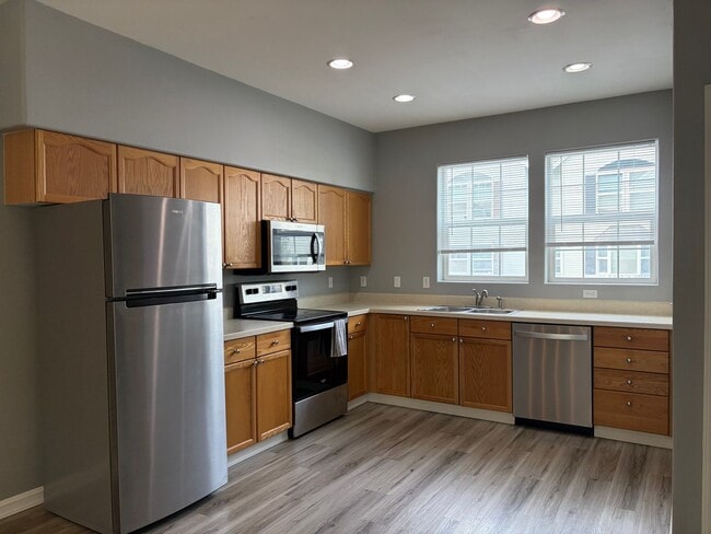 Building Photo - Beautiful Murrayhill Townhome with Dual Primary Suites & Private Backyard!
