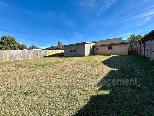 Building Photo - 605 Moraine Ave