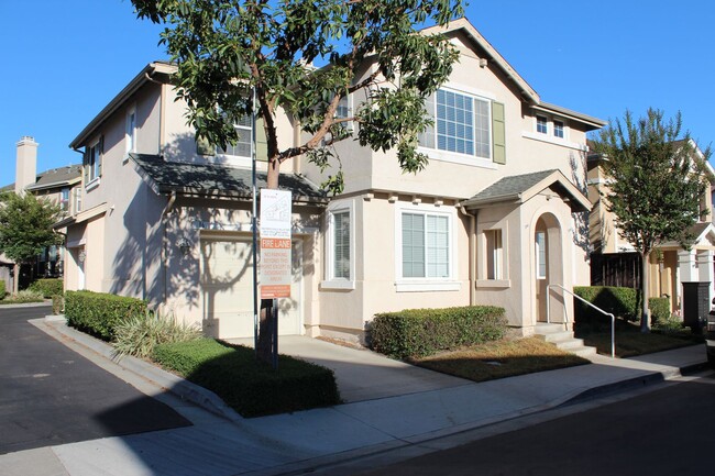 Building Photo - Beautiful 4 bedroom home in heart of Aliso...