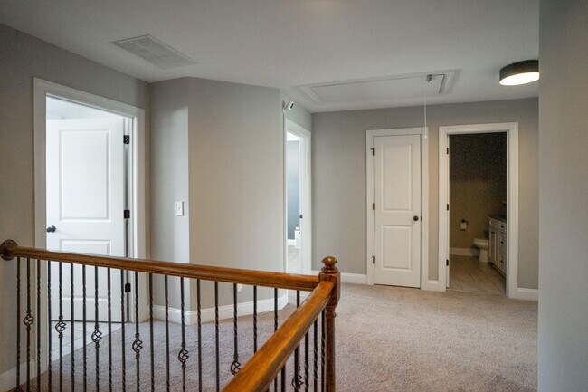 Building Photo - 657 Tree Top Trl