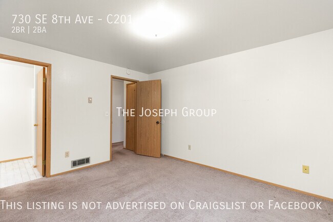 Building Photo - Top Floor 2BD/1.75BA Condo in Oak Harbor!
