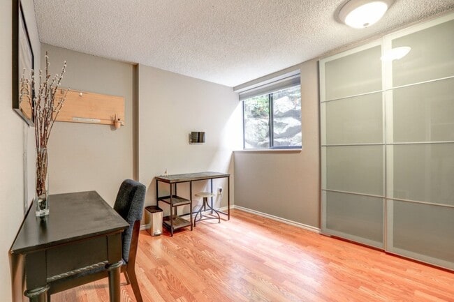 Building Photo - Downtown Redmond, 2 Bed Condo unit