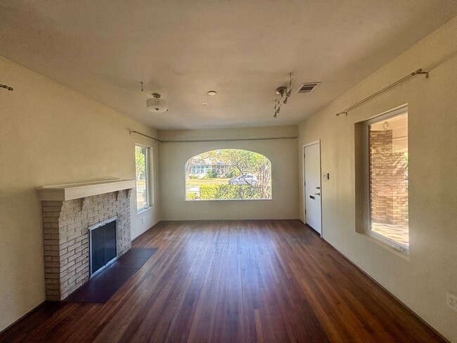 Building Photo - Hemphill Park Gem! 4 Bed/2.5 Bath - Availa...