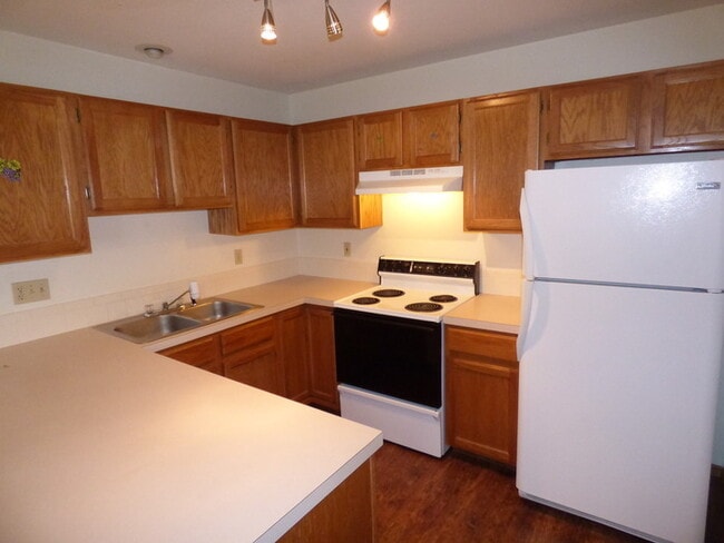 Building Photo - Lovely 3 Bed/2.5 Bath Townhome in Southwes...