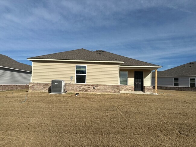 Building Photo - Preleasing Now Through 8/29! — Don’t Miss This Modern 3 Bed / 2 Bath Home in Claremore!