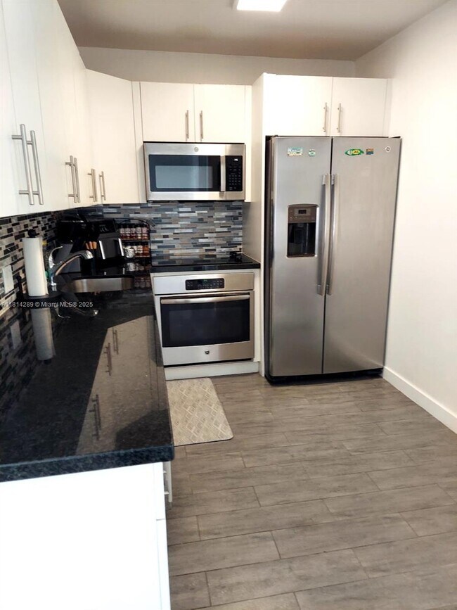 Building Photo - 3625 N Country Club Dr