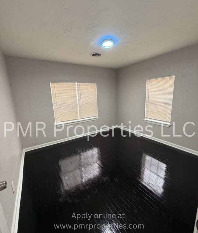 Building Photo - 3 Bedrooms / 2 Bathrooms House