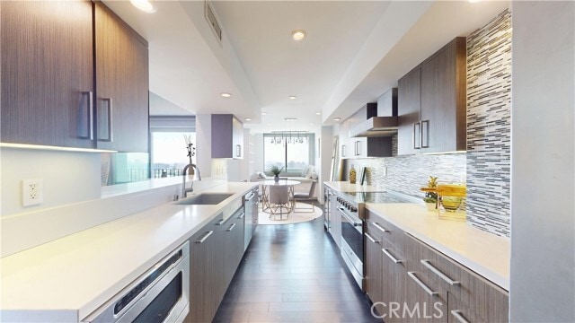 Building Photo - 818 N Doheny Dr