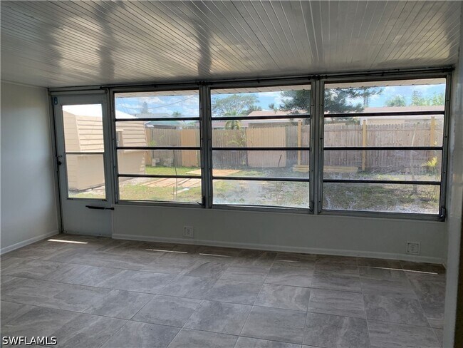 Building Photo - 1120 Vineyard St