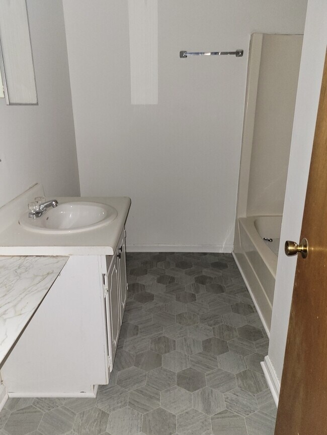 Building Photo - Townhome