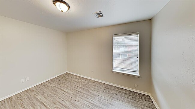 Building Photo - 6816 NW 136th Pl