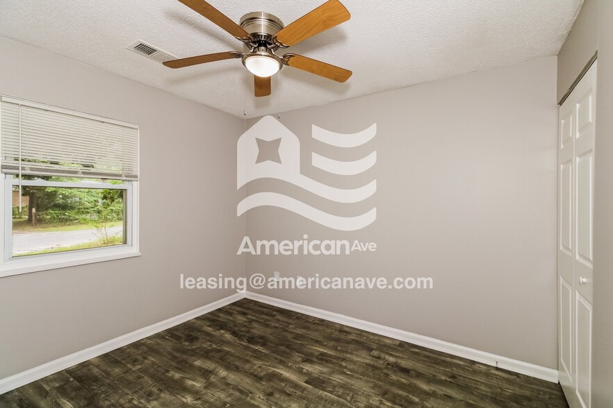 Building Photo - 1136 Charlotte St