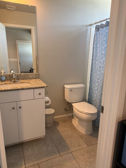 Private ensuite bathroom with shower/tub combo - 866 E Millenium Ct
