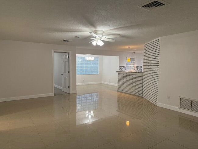 Building Photo - 1481 Barry St