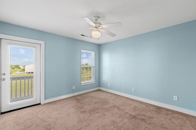 Building Photo - 220 Twin Oaks Dr