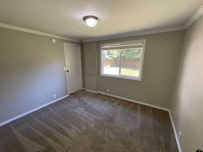 Building Photo - 4113 Kingsway