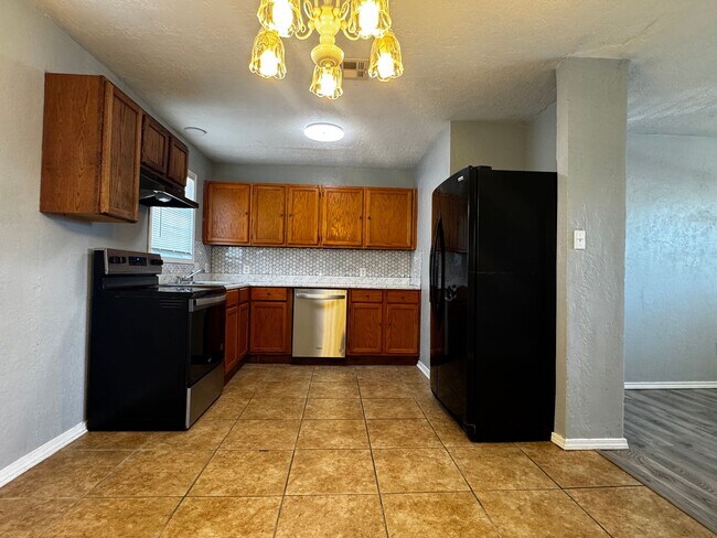 Building Photo - 3417 SW Crestview- Available now!