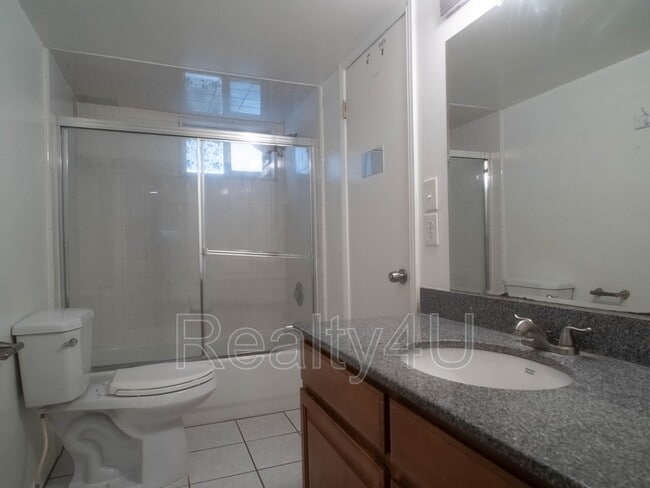 Building Photo - 382 400 S