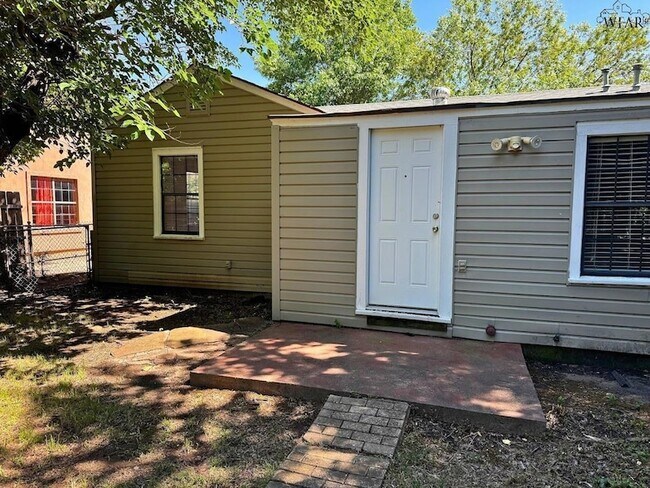Building Photo - 1604 Blonde St
