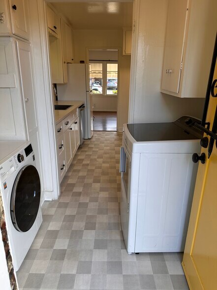 Building Photo - 647 Brooks Ave