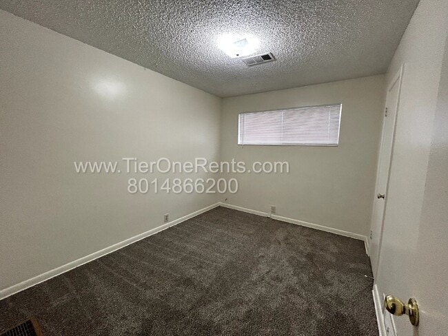 Building Photo - This property offers a NO DEPOSIT option available for qualified renters!