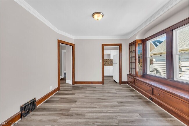 Building Photo - 10602 Langton Ave
