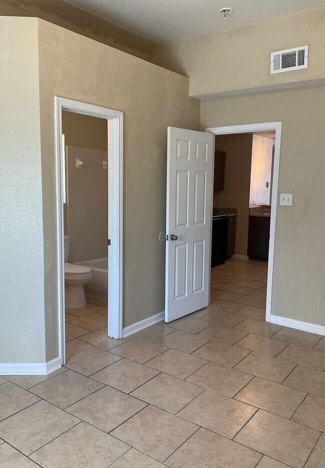 Building Photo - AVAILABLE NOW!