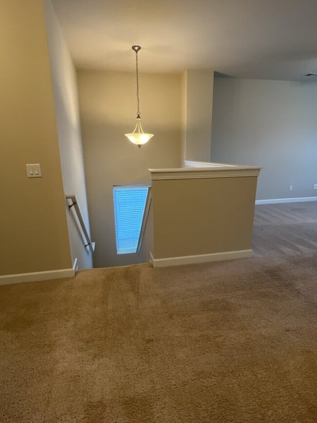 Building Photo - 579 Crossland Dr
