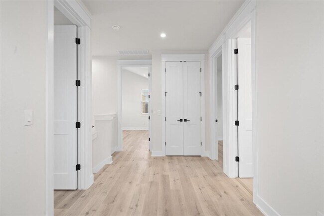 Building Photo - 2713 Bristol Dr