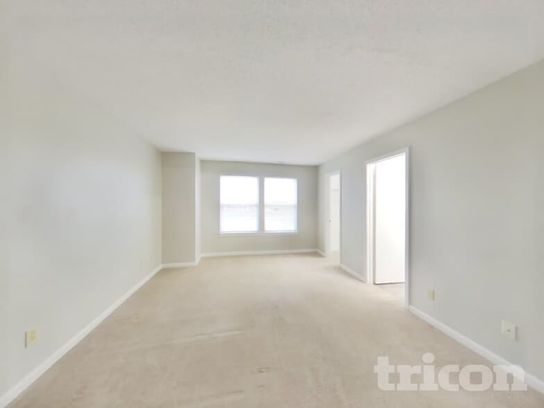 Building Photo - 1296 Edgewater Dr