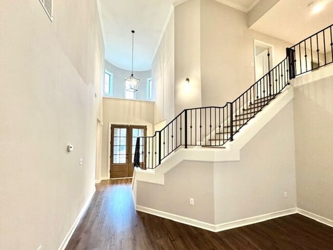 Building Photo - Coming Soon! Available mid-December. Large 5BR 4 bath Executive Home in a great neighborhood!