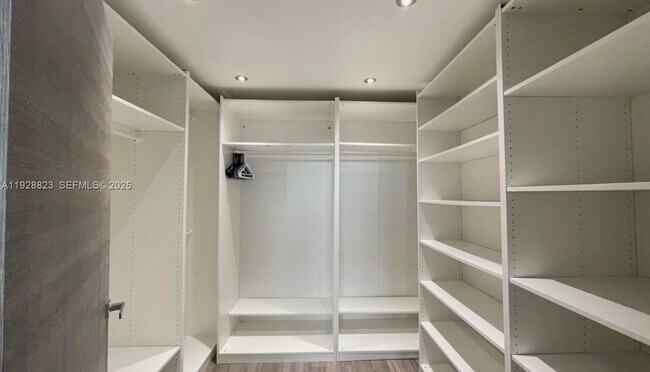 Building Photo - 800 Parkview Dr