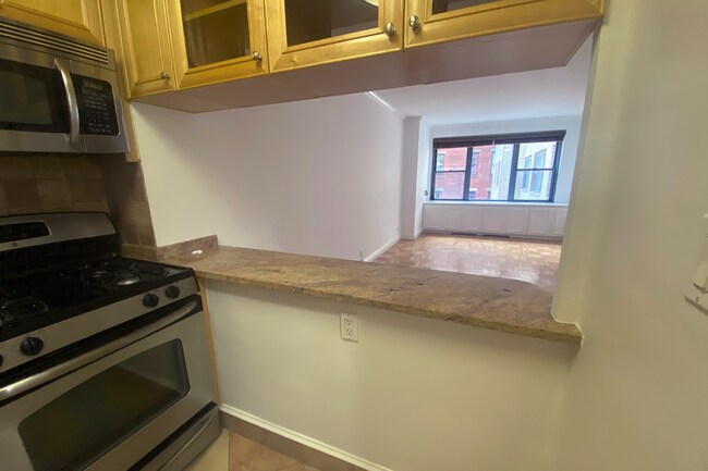 Building Photo - 15 W 72nd St