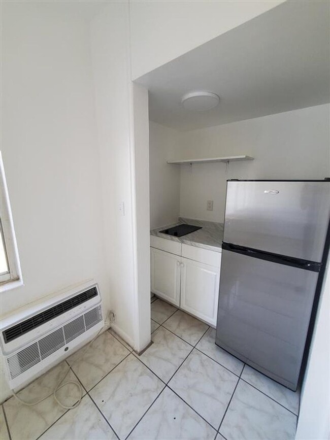 Building Photo - 965-975 Biarritz Drive