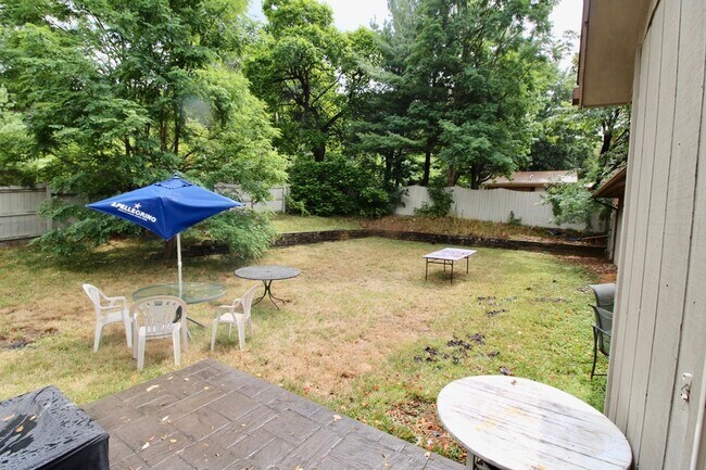 Building Photo - 706 Greenbriar Dr