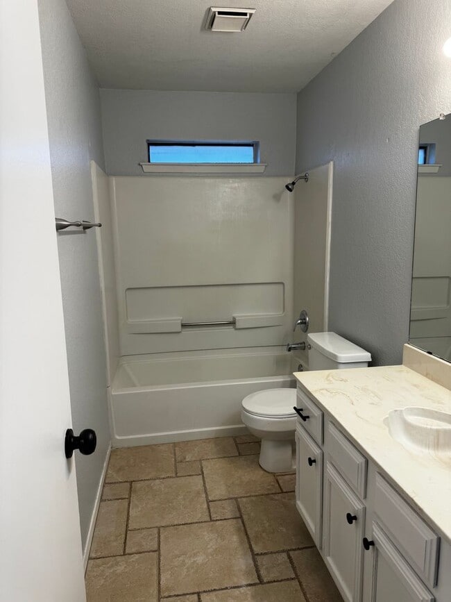 Building Photo - Great 3 bedroom! Move in special of $995!