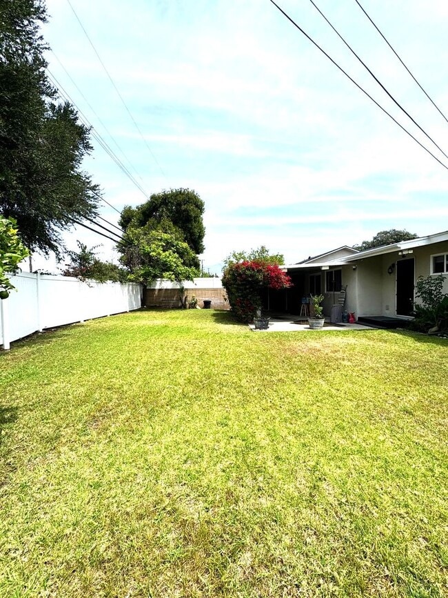 Building Photo - Rare 3 Bed Solar Home for Rent in Pomona Near Claremont & La Verne | Yard, Office, Garage