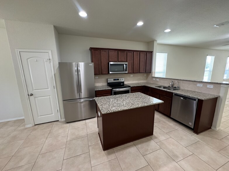 Building Photo - 206 Elderberry